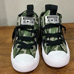 NWT Converse Boys size 11 camo slip on no tie high tops
